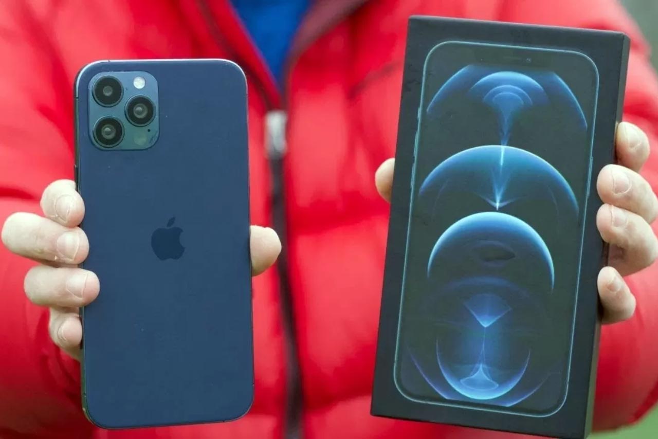 Identifying the original iPhone from the fake